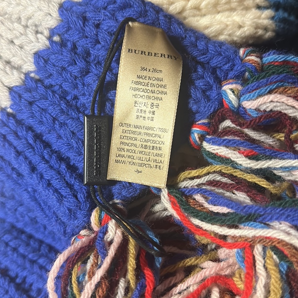 Burberry scarf - Picture 3 of 9